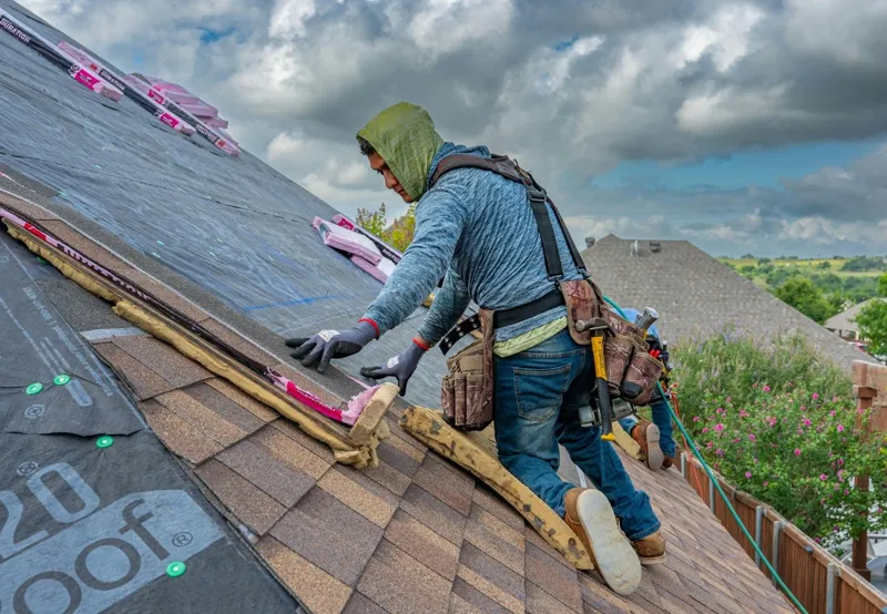 Couvreur travaillant sur une toiture