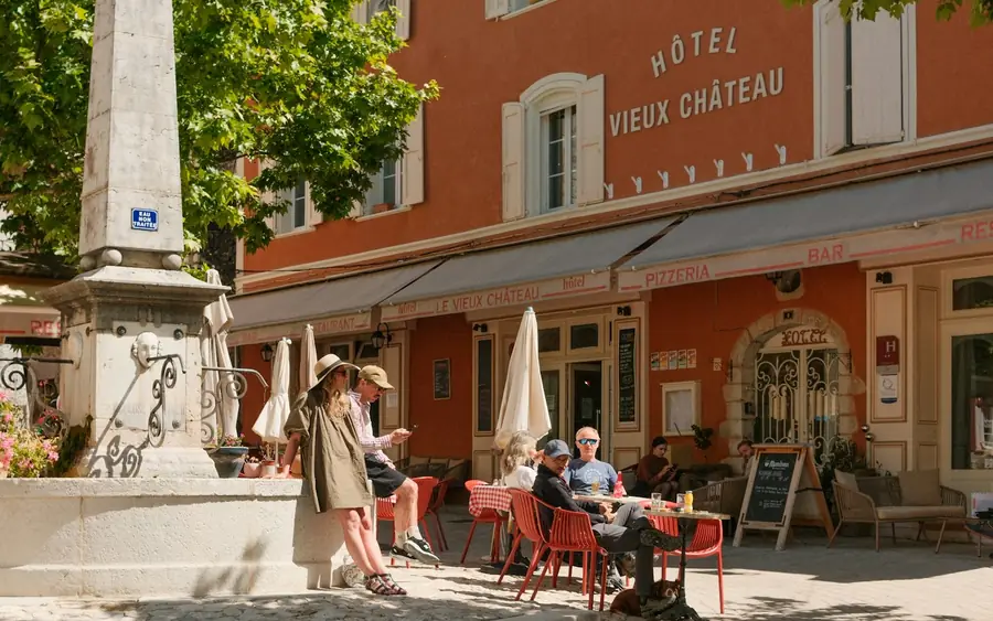 Place de village avec terrasse de café