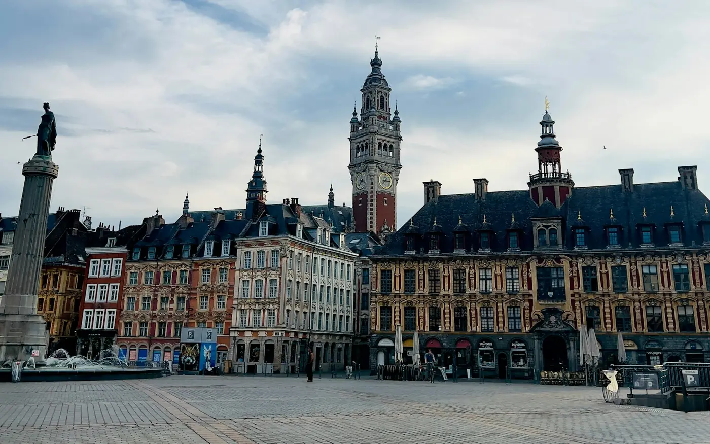 Place d'une ville avec son hôtel de ville et son beffroi