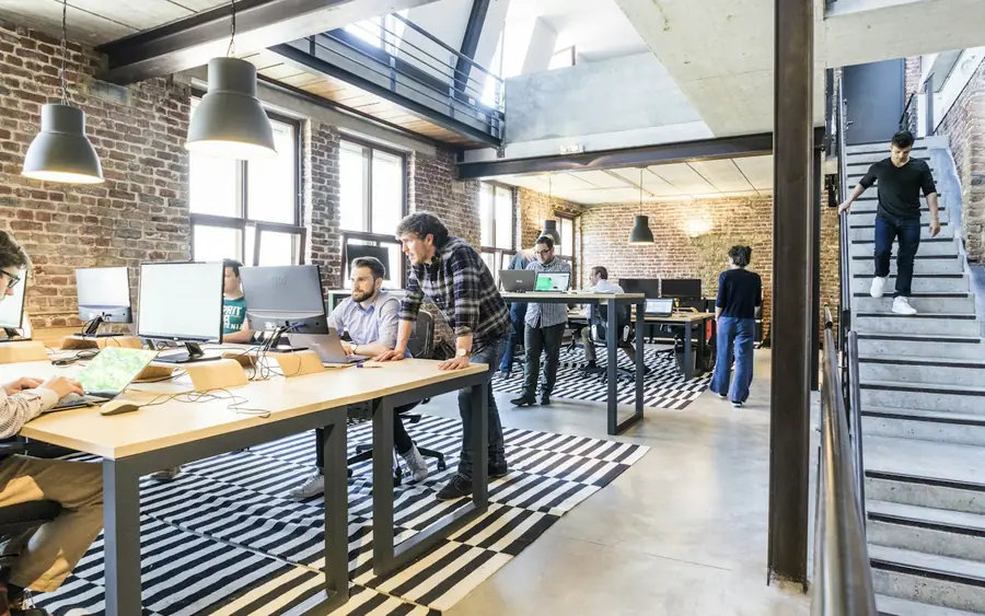 Collaborateurs d'une PME au travail dans leurs locaux