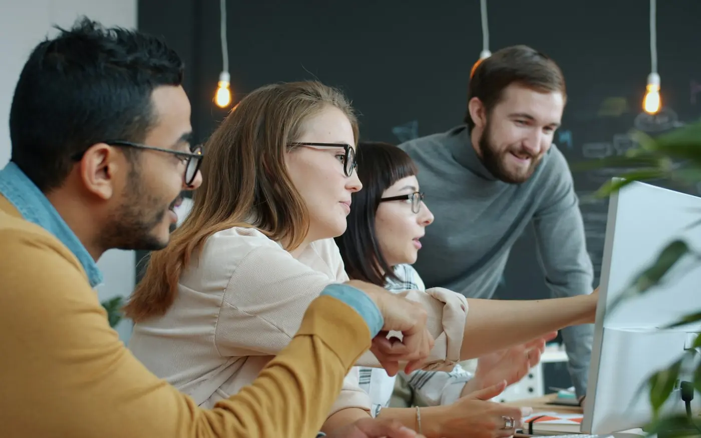 Équipe d'une PME travaillant ensemble sur un projet