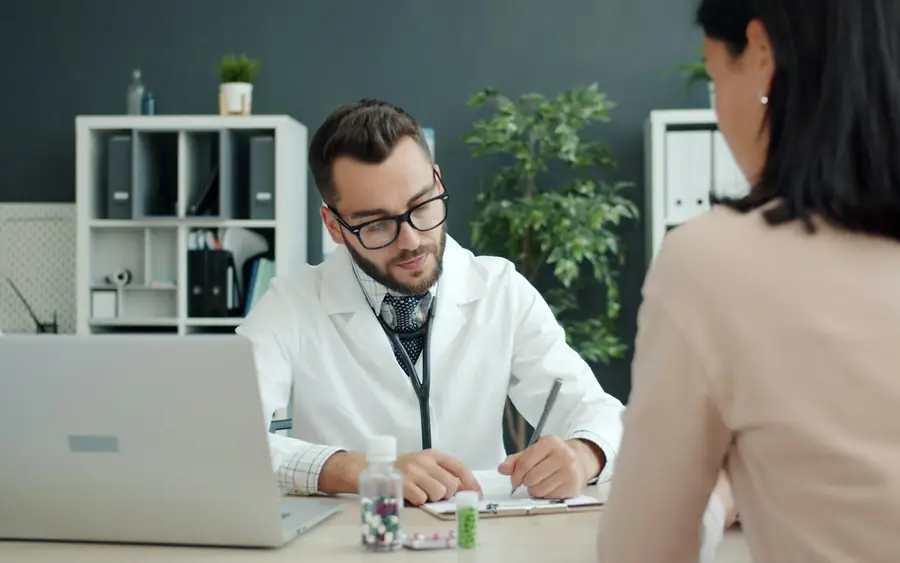Médecin prenant des notes pendant une consultation