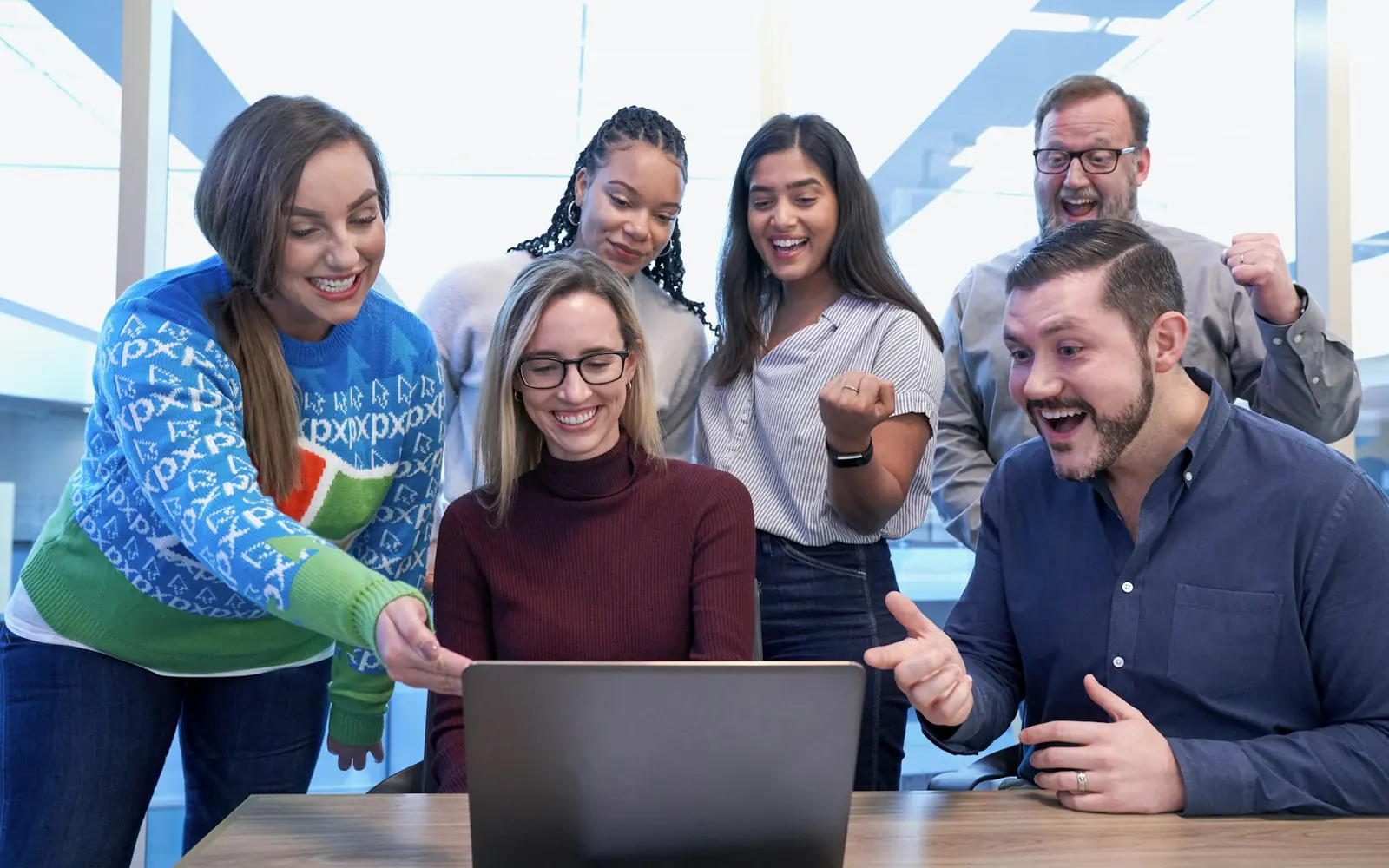 Équipe marketing découvrant les résultats d'une campagne en ligne