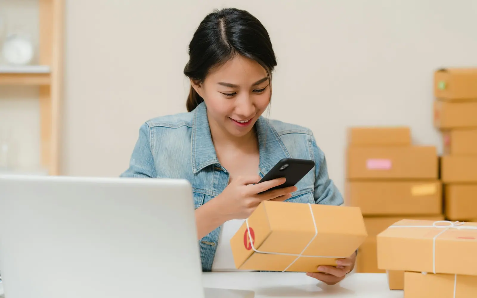 Commerçante préparant les commandes de sa boutique en ligne