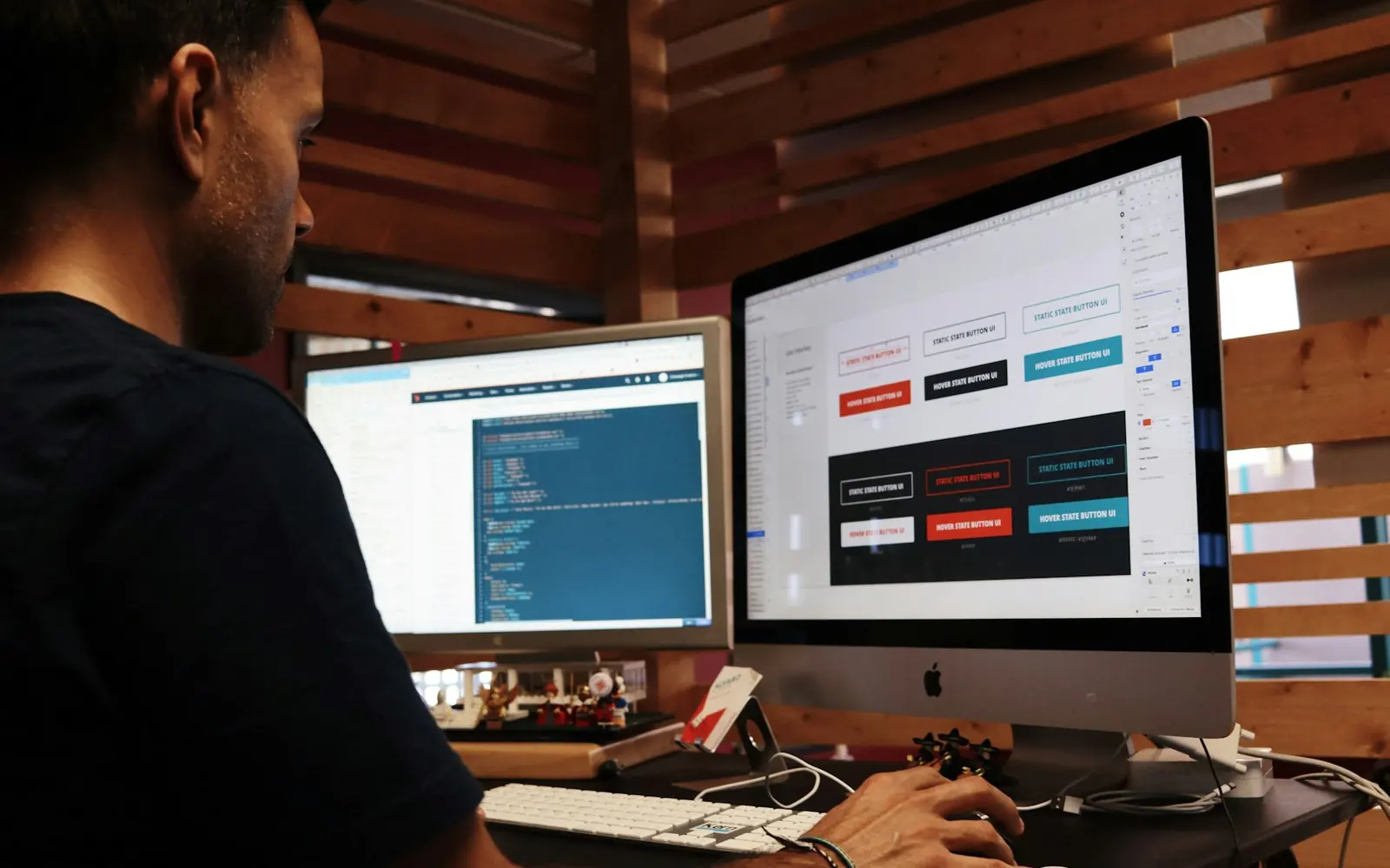 Webdesigner créant un site internet sur ordinateur